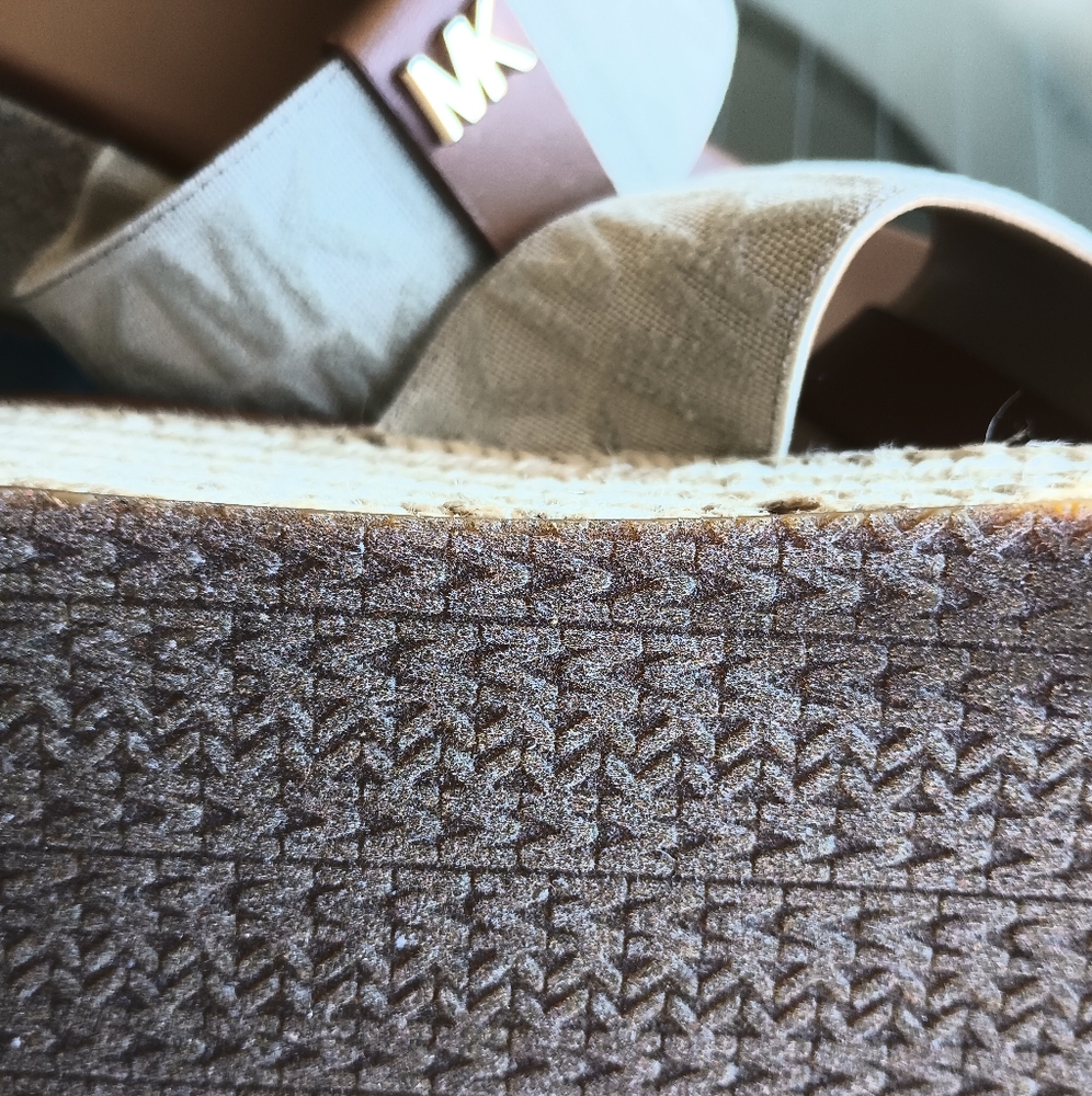 New Adorable Creme Michael Kors Honey Sandals - Picture 9 of 10